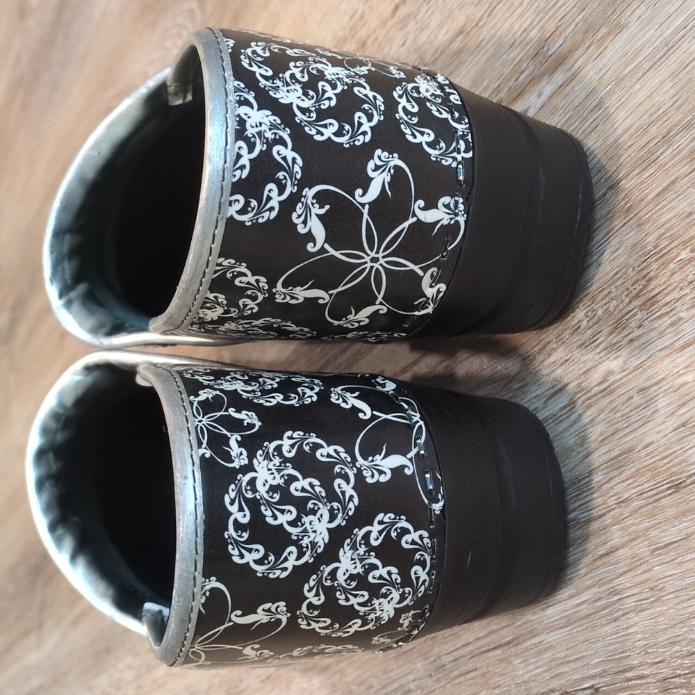 Sanita Black and ⚫🔲 White with Floral Design Clogs Women's size 42 Euro (12 US) - Picture 3 of 12